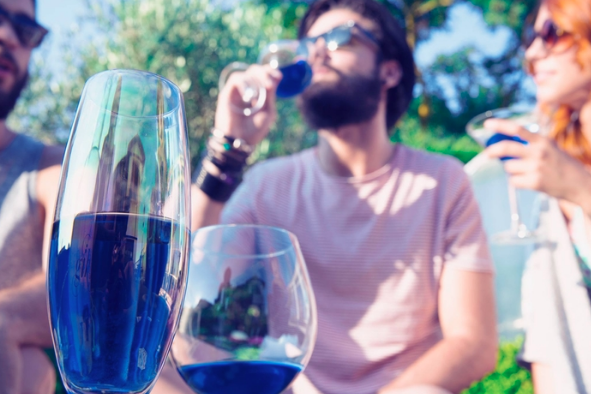 Στην παραγωγή το πρώτο… μπλε κρασί!