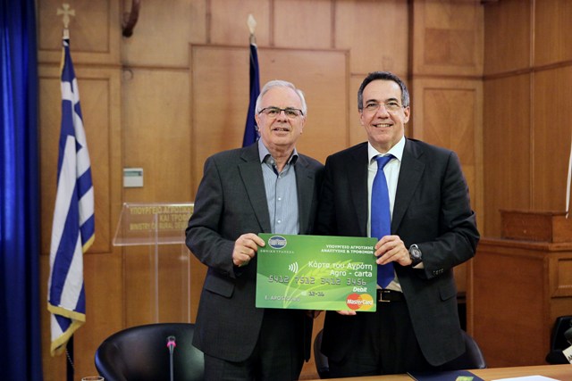 Μνημόνιο Συνεργασίας για την υλοποίηση του τραπεζικού προϊόντος «Κάρτα του Αγρότη / Agro-carta» υπέγραψαν σήμερα ο Υπουργός Αγροτικής Ανάπτυξης και Τροφίμων Ευάγγελος Αποστόλου και ο Διευθύνων Σύμβουλος της Εθνικής Τράπεζας της Ελλάδος Λεωνίδας Φραγκιαδάκης